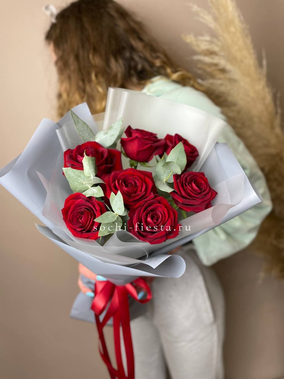 весенняя витрина флористической студии в Дзержинске с тюльпанами и ранункулюсами