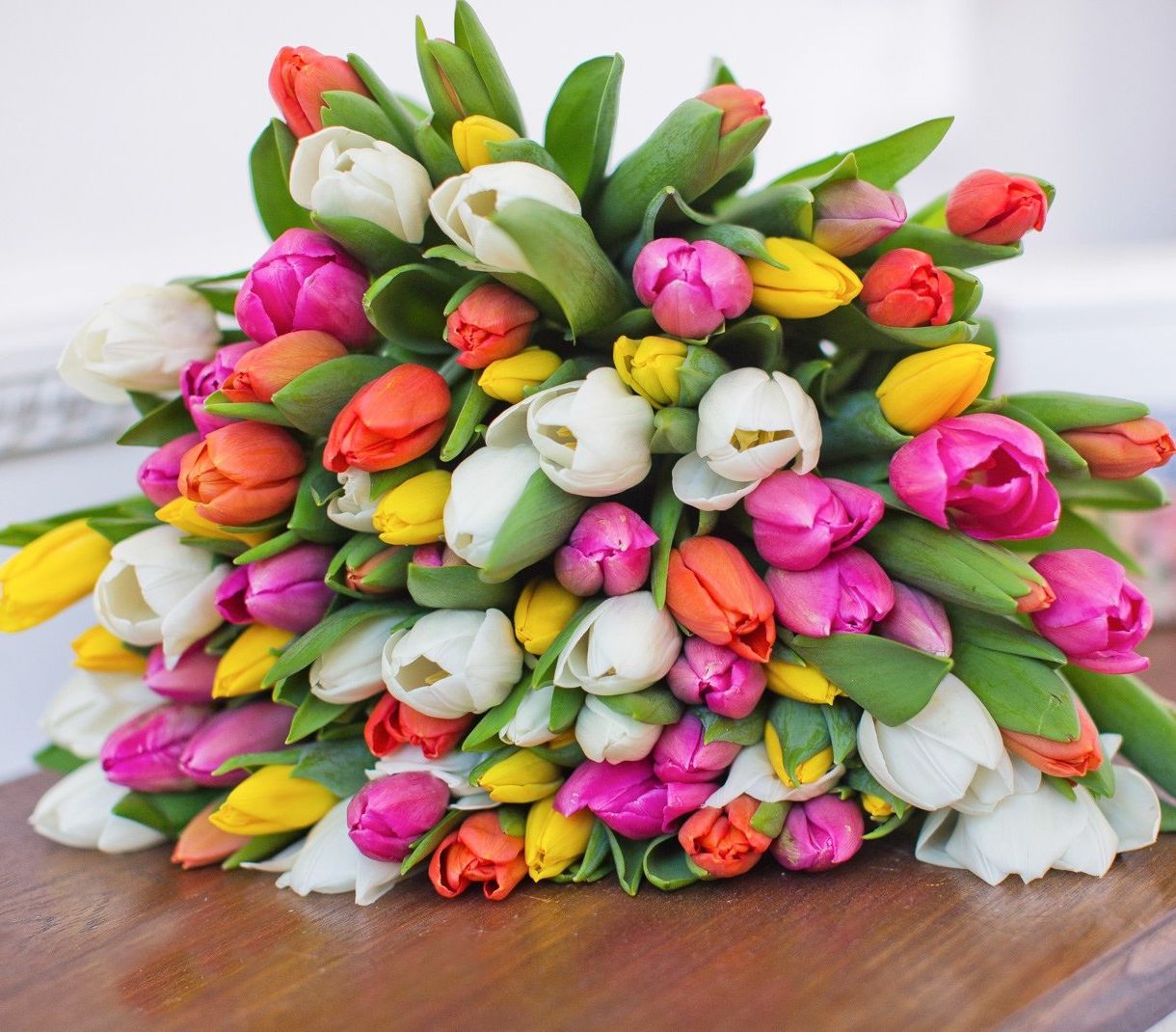 корпоративная композиция с розами и хризантемами для офиса в Дзержинске