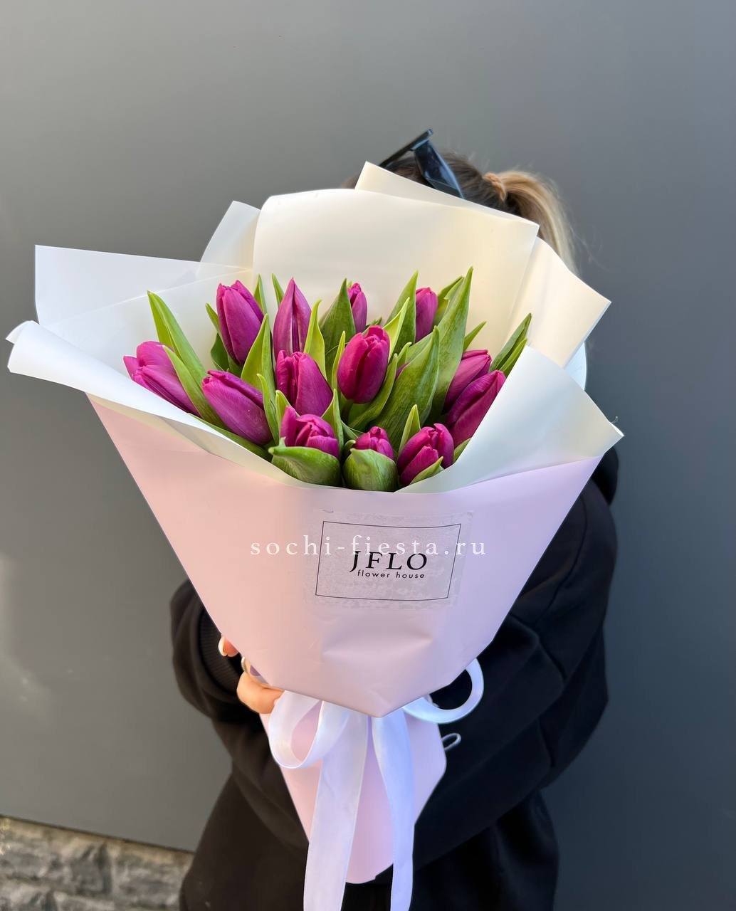 видовой каталог с розами и пионами в студии флористики в Дзержинске