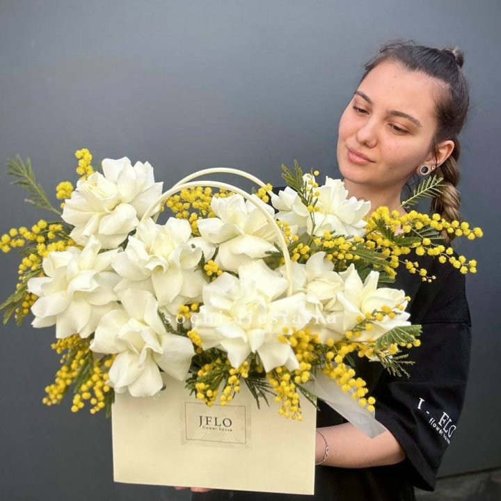 Французские Розы и мимоза  в сумочке  в Дзержинске