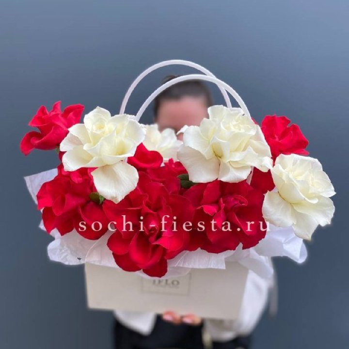 Сумочка  красных и белых роз в Дзержинске