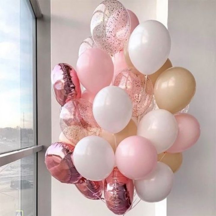 Фонтан шаров розового и белого цветов в Дзержинске