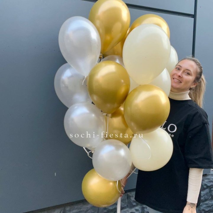 Облако шаров из белого и золотого оттенков в Дзержинске