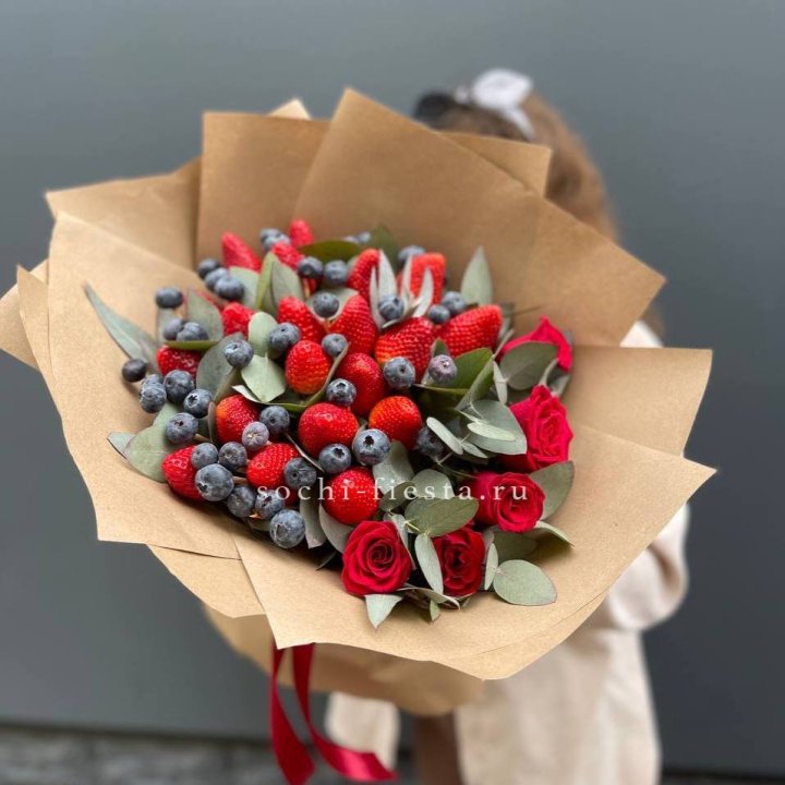 Клубника и голубика с цветами в Дзержинске