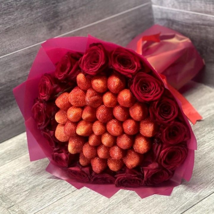 Клубничный букет с розами в Дзержинске