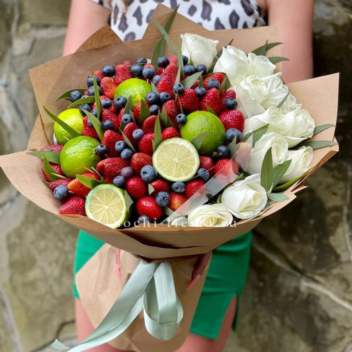 Ягодно-цитрусовый букет с розами в Дзержинске
