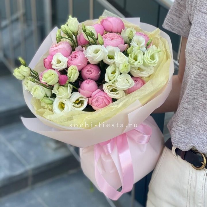 Букет кустовых роз с эустомой в Дзержинске