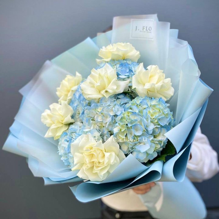  Букет из голубых гортензий и роз  в Дзержинске