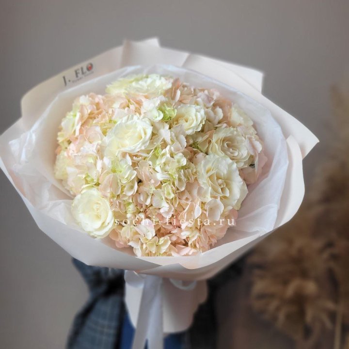  Букет гортензии и роз  в Дзержинске