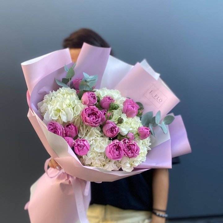 Букет белых гортензий и пионовидных роз  в Дзержинске