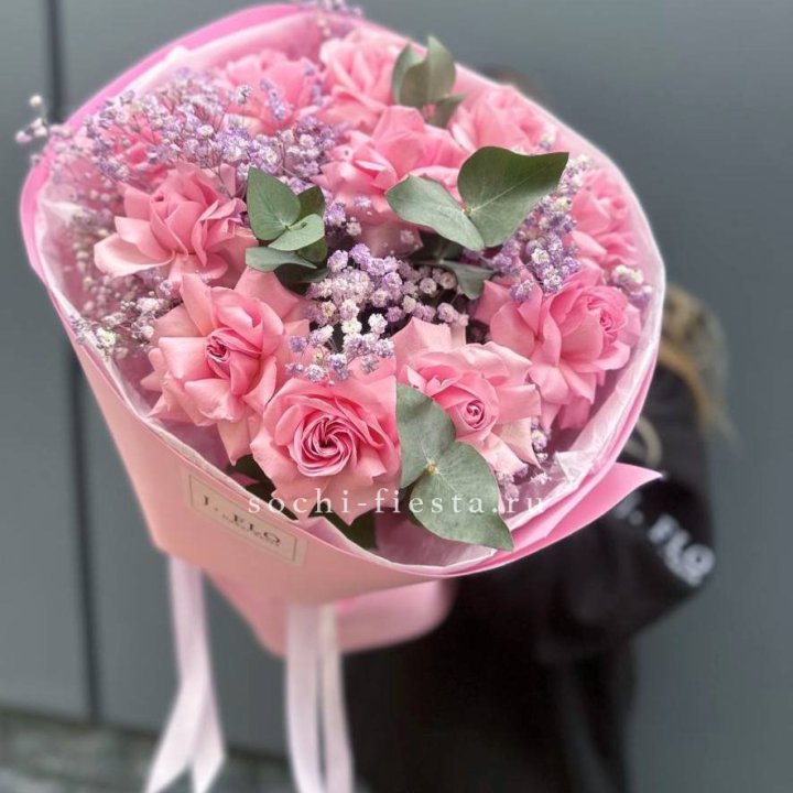 Розовые французские розы с гипсофилой в Дзержинске