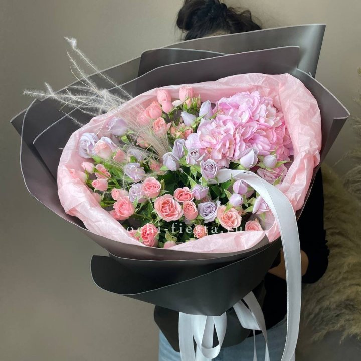  Букет гортензии и роз "Саперави" в Дзержинске