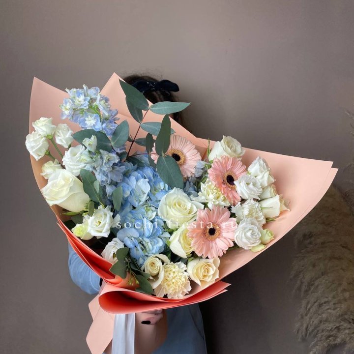  Букет гортензии и роз "Валенсия" в Дзержинске