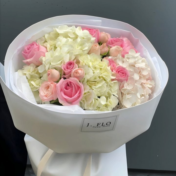  Букет гортензии и роз  "Тиамо" в Дзержинске