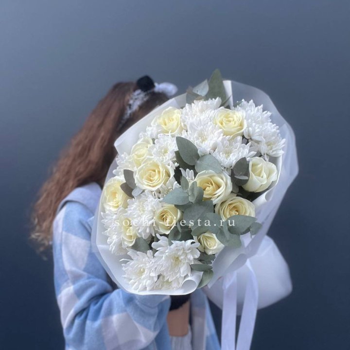  Букет белых роз с хризантемой  в Дзержинске