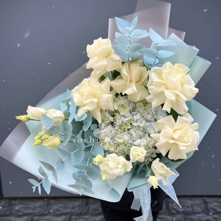 Букет с гортензией и белыми французскими розами в Дзержинске