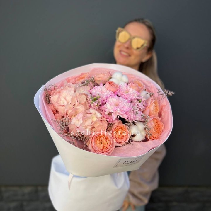 Букет гортензии и кустовых роз  в Дзержинске