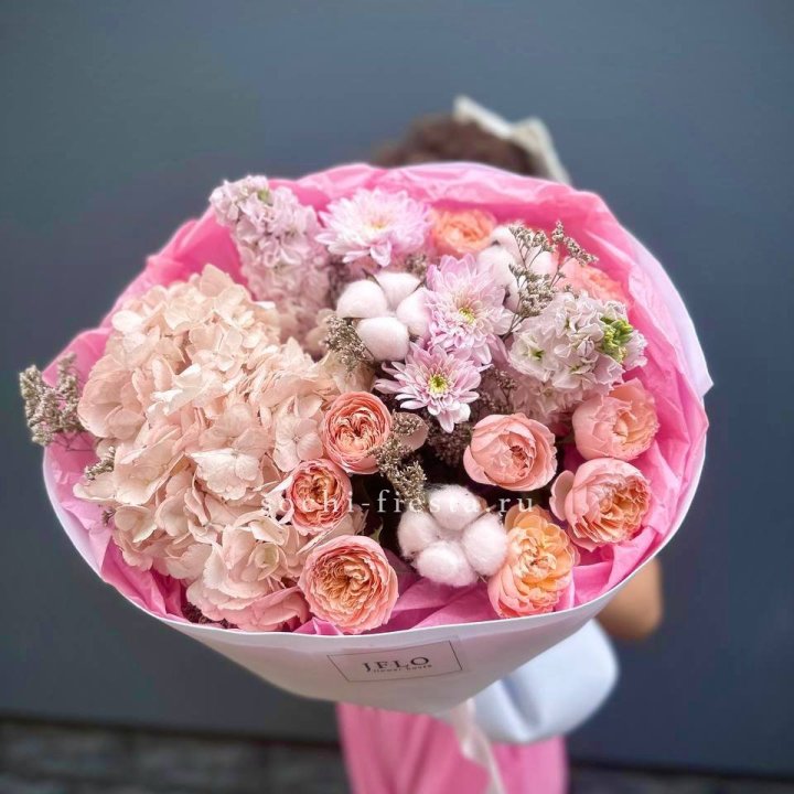 Букет гортензии и кустовых роз "Абрассо" в Дзержинске