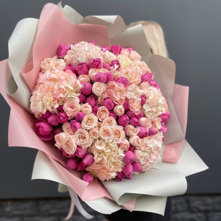 Букет кустовые розы и гортензия в Дзержинске