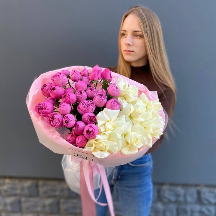 Дуо белых и кустовых роз в Дзержинске