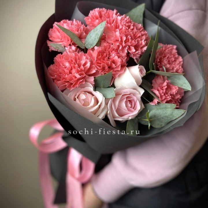 Букет из роз и диантусов "Пенелопа" в Дзержинске