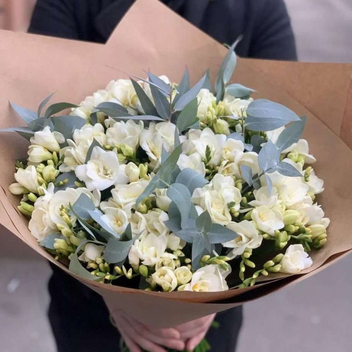 51 фрезия с эвкалиптом в Дзержинске