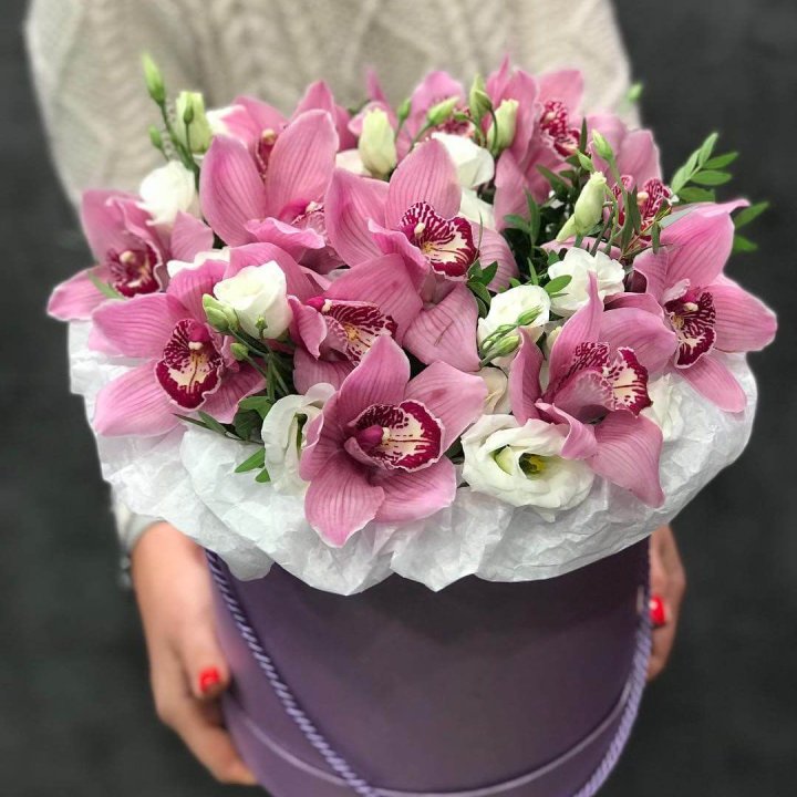 Орхидея и эустома в шляпной коробке в Дзержинске