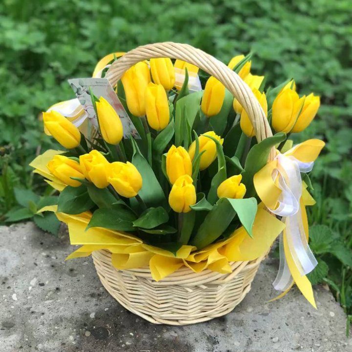25 желтых тюльпанов в корзине в Дзержинске