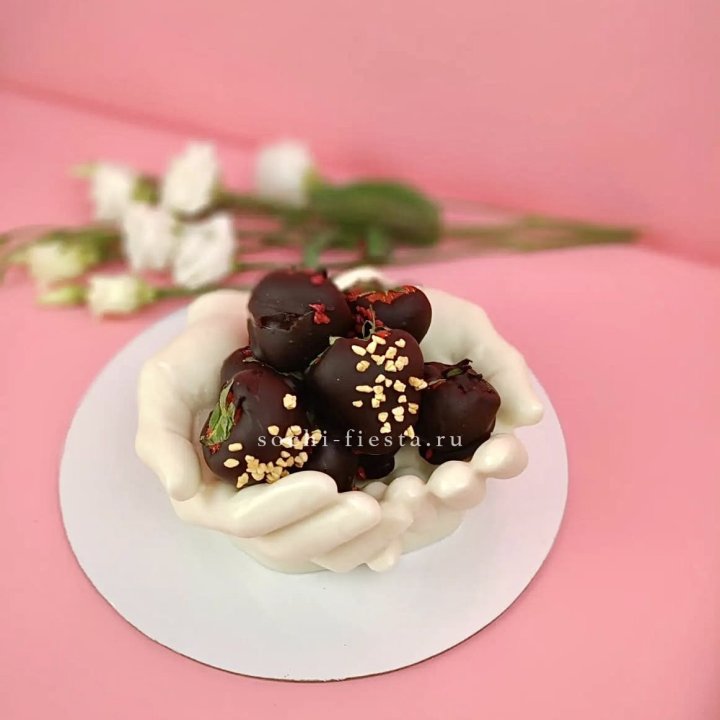 Клубника в шоколаде на шоколадных ладонях  в Дзержинске
