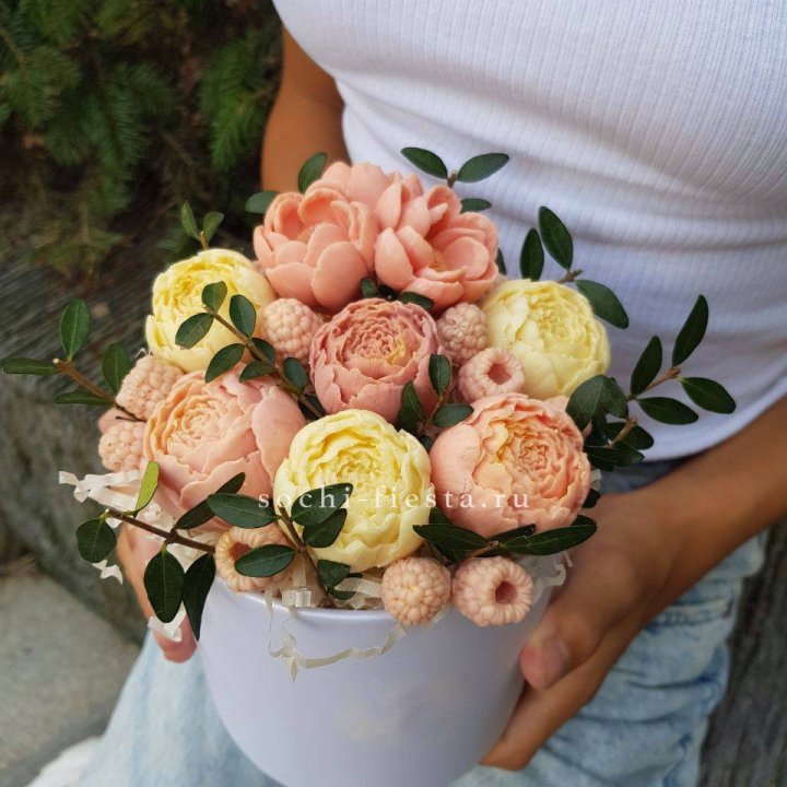 Шоколадный букет с ягодами в Дзержинске