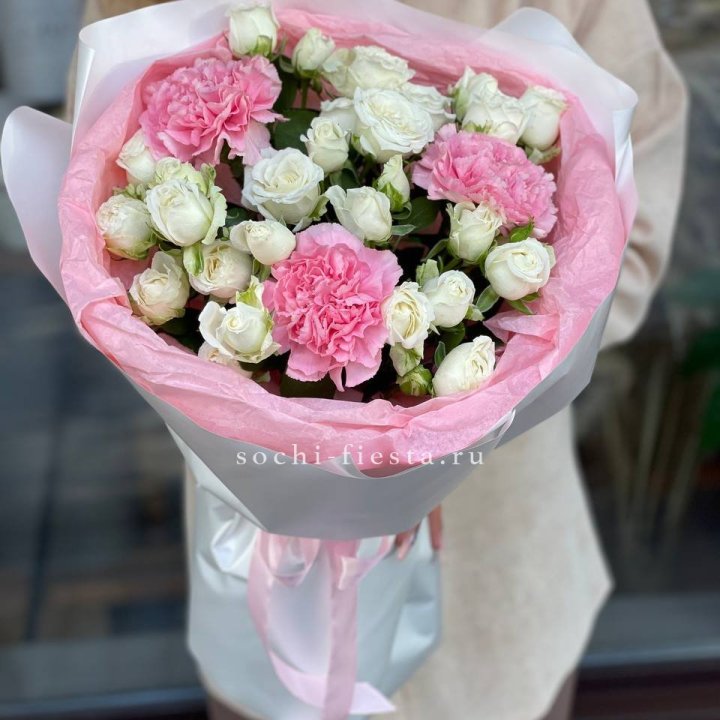 Букет розы с диантусами "Блэш" в Дзержинске