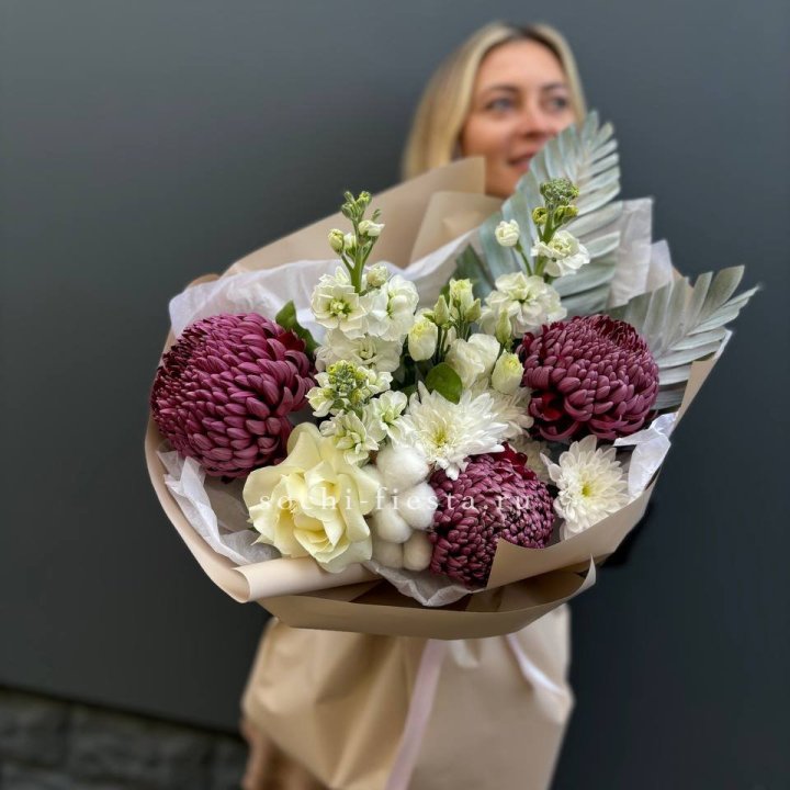 Хризантемы с маттиолой розами эустомой Чика в Дзержинске