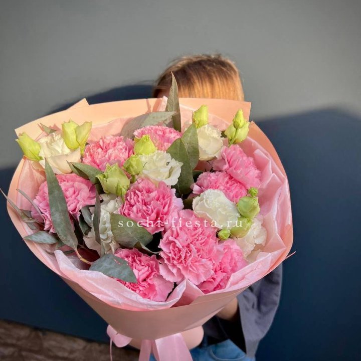 Букет гвоздик и  эустом "Сири" в Дзержинске