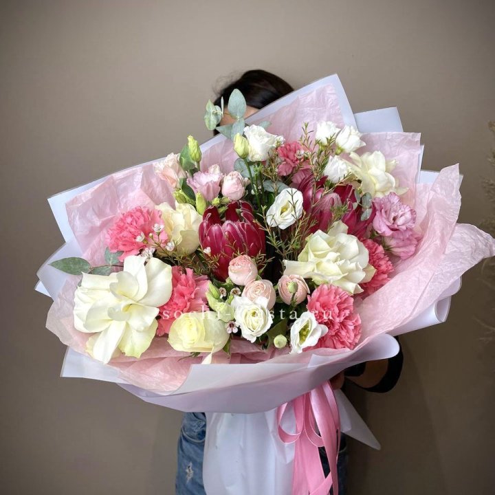 Букет с протеей, розами "Элеонора" в Дзержинске