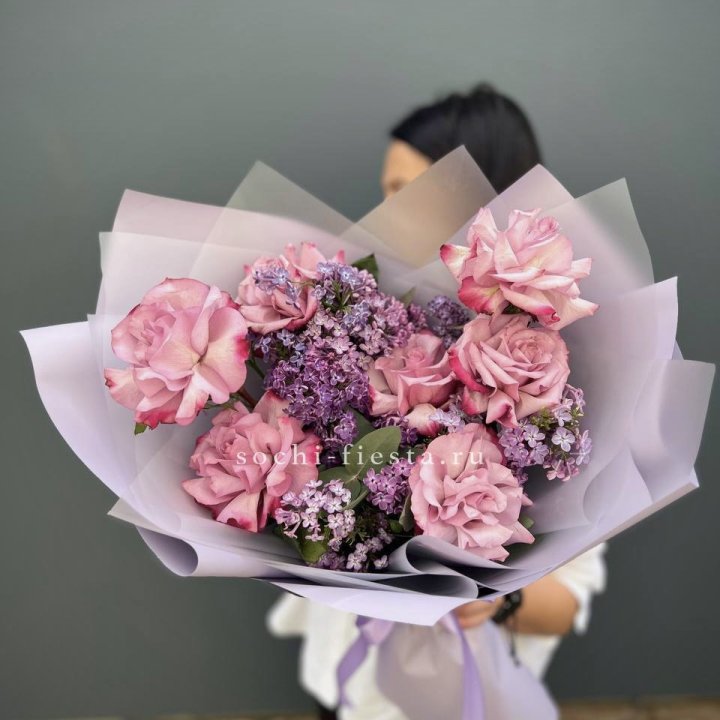 Букет из розовых роз и сирени в Дзержинске