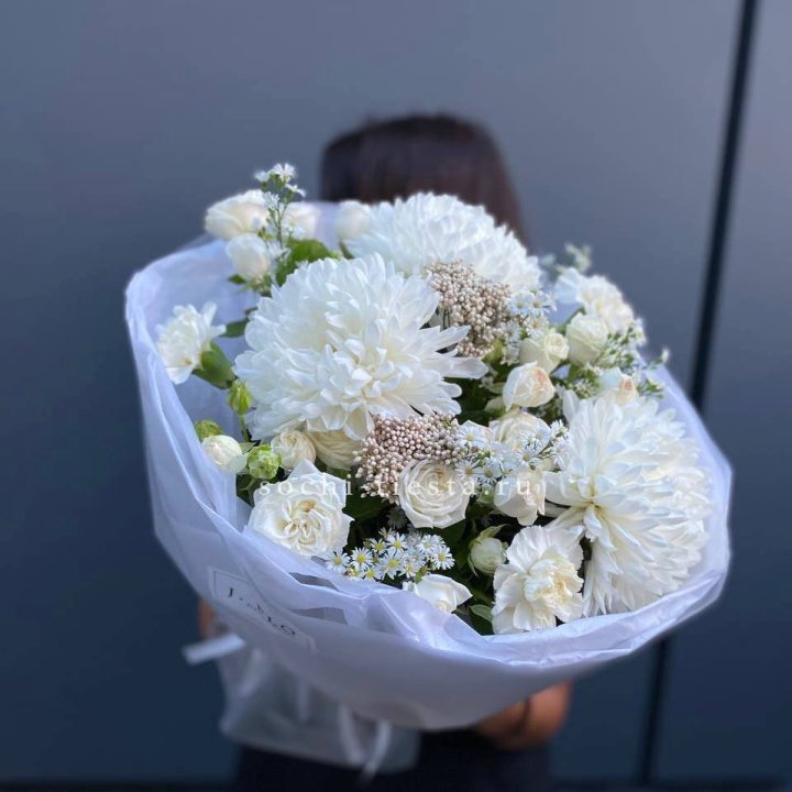 Букет хризантем и роз вайт шотс в Дзержинске