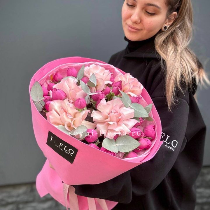 Букет французских и пионовидных роз "Ламиносо" в Дзержинске