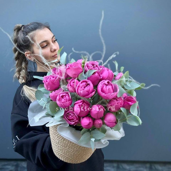 Пионовидные розы  в джутовом кашпо  в Дзержинске