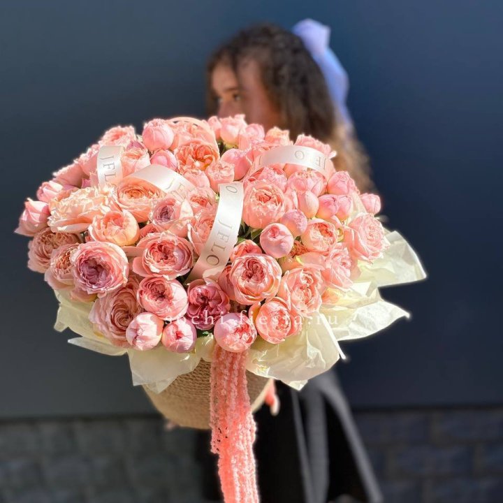 Кустовые розы Джульетта в джутовом кашпо в Дзержинске