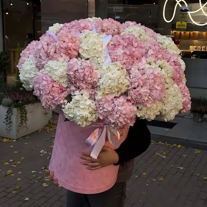 Дизайнерский цилиндр с гортензиями  в Дзержинске