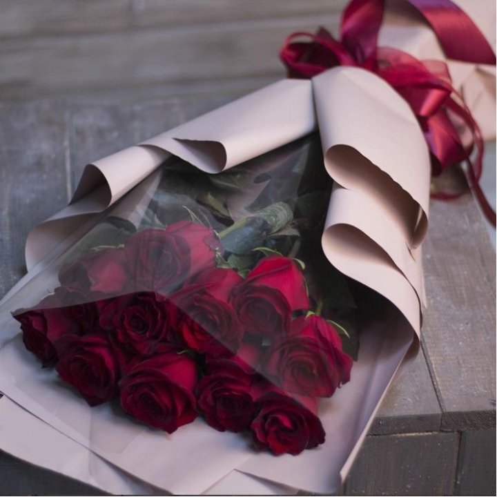 11 голландских роз в оформлении в Дзержинске