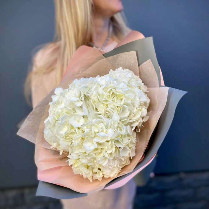 Букет из трёх белых гортензий в Дзержинске