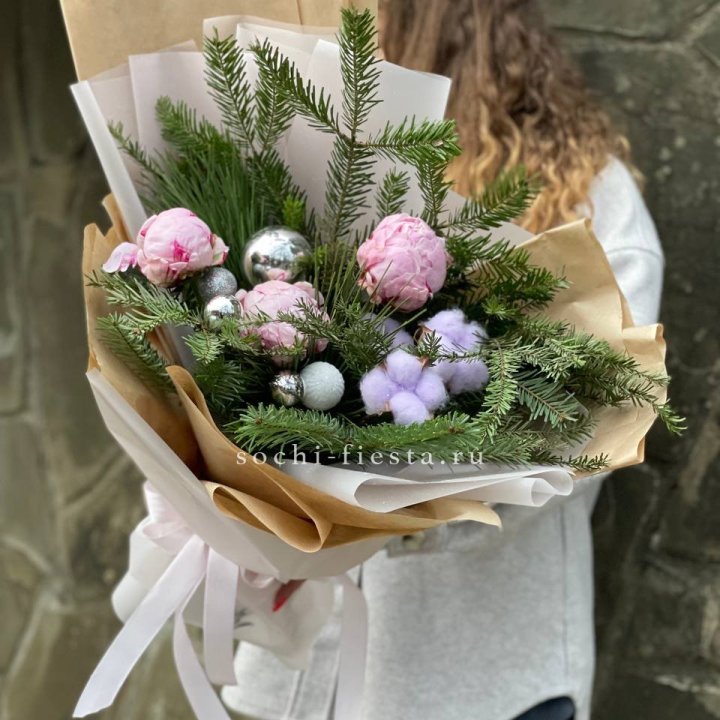 Новогодний букет с пионами  в Дзержинске