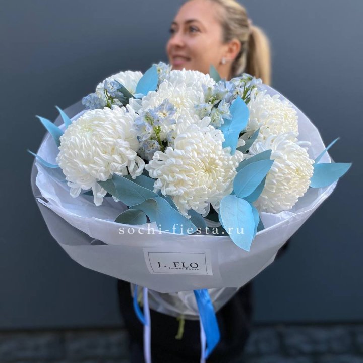 Букет хризантем Бигуди и дельфиниума  в Дзержинске