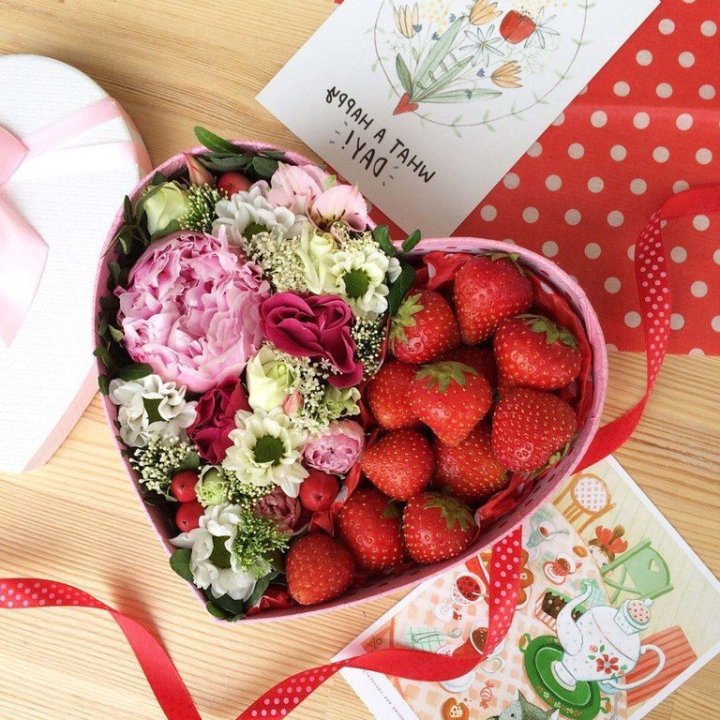 Бокс с клубникой и цветами в Дзержинске
