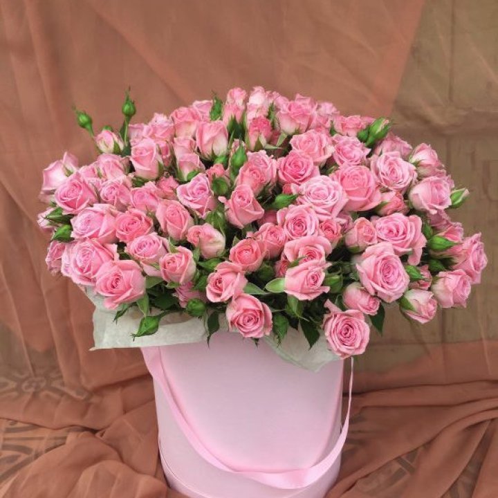 Кустовые розы в коробке в Дзержинске