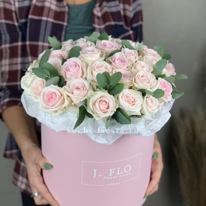 35 розовых роз в цилиндре в Дзержинске