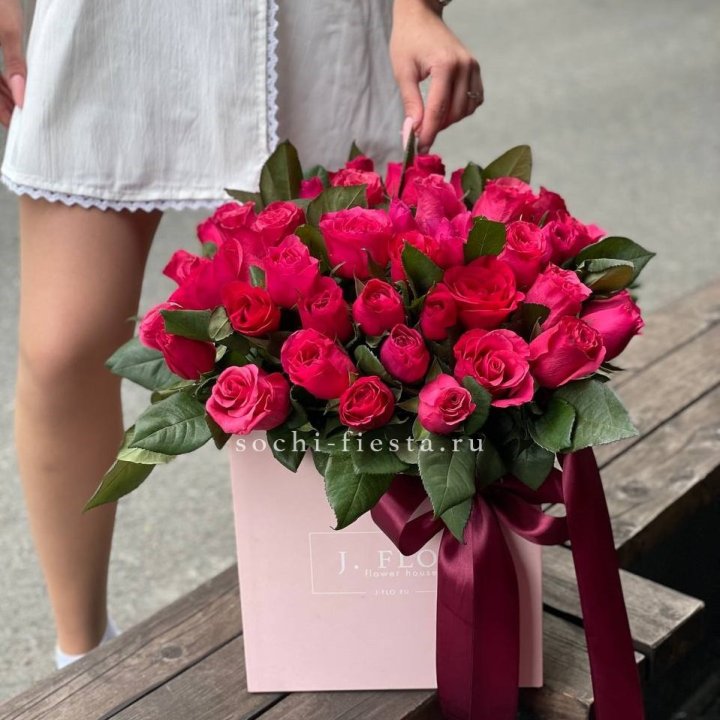 55 алых роз в кубе в Дзержинске