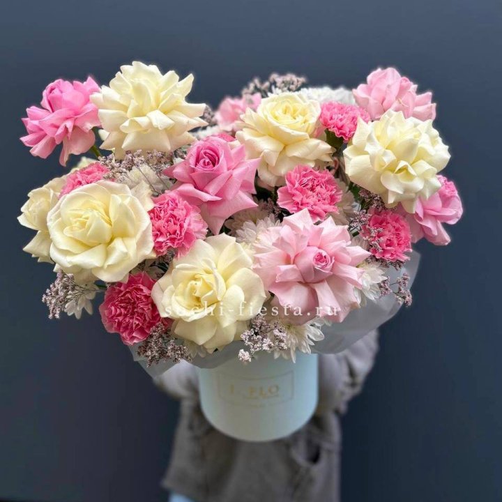 Коробка французских роз и диантусов "Бони" в Дзержинске