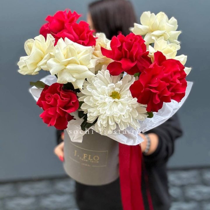 Французские розы с хризантемой в боксе в Дзержинске